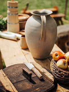 Apfelfrüchte, Korb, Apfel, Früchte, Holz - Material, Kulturen, Kunst, Keramik, Krug, altmodisch, rustikal, Lebensmittel, Obst, keine Leute, Tag, gesundes Essen, draußen, Essen und Trinken, Container, Stillleben, Wohlbefinden, Tabelle, Frische, Fokus auf den Vordergrund, Apfel - Frucht, Natur, Nahansicht, Kunst und Handwerk, High Angle View, 4K, CC0, gemeinfrei, lizenzfrei