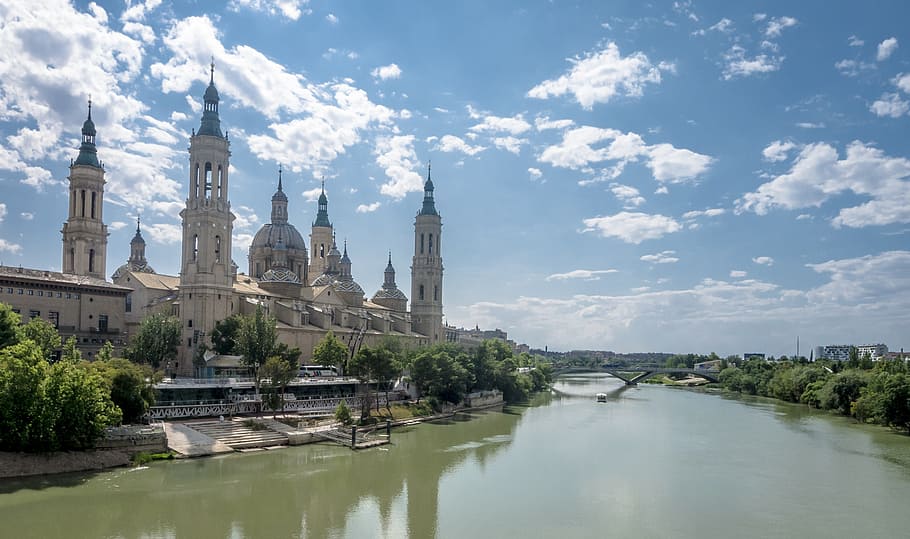 blanc, edifici, riu, ennuvolat, cels, Saragossa, ebro, núvols, basílica, Església, temple, arquitectura, vell, perspectiva, ciutat, espanya, colossal, construcció, torres, pilar, lloc famós, reflexió, estructura construïda, cel, aigua, exterior de l'edifici, religió, creença, lloc de culte, espiritualitat, núvol - cel, naturalesa, arbre, davant del mar, dia, cap gent, a l'aire lliure, fletxa, abadia, 2K
