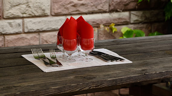 quatre, inoxidable, forquilles d’acer, clar, gots de peus, restaurant, taula, coberts, forquilla, ganivet, bistro, dinar, fora, tovalló, vidre, exterior, vorera, menú, vermell, material de fusta, copa, menjar i beguda, frescor, equipament per a la llar, cap gent, utensili per menjar, menjar, estri de cuina, beure, centrar-se en primer pla, placa, dia, safata, a l'interior, primer pla, ganivet de taula, 5K, CC0, domini públic, lliure de regalies