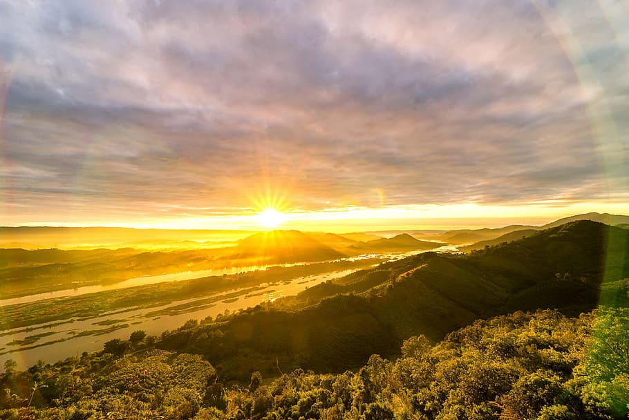 grøn, træer foto, solnedgang, skyer, daggry, miljø, Skov, landskab, bjerge, natur, udendørs, refleksioner, flod, landdistrikterne, naturskøn, himmel, sol, solstråler, solopgang, træer, vand, scenics - natur, sky - himmel, skønhed i naturen, ro, rolig scene, sollys, solstråle, idyllisk, dramatisk himmel, ingen mennesker, træ, bjerg, ikke-urbane scene, linseflare, lyse, 5K