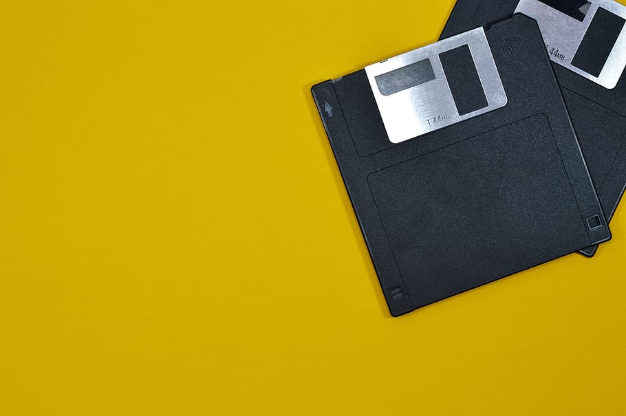 to, sort, diskette, diske, gul, overflade, hukommelse, magnetisk, gammel, retro, årgang, teknologi, opbevaring, software, disk, plast, support, data, computer, kopi, objekt, vakuum, kontor, fil, formateret, sikkerhed, hold, Information, kopiere plads, studio skud, indendørs, farvet baggrund, enkelt objekt, sort farve, ingen mennesker, stilleben, skåret ud, gul baggrund, uddannelse, tæt på, forbindelse, trådløs teknologi, bord, taske, skriveinstrument, blank, 5K