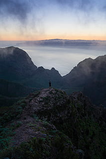 mand, sort, T-shirt, shorts, stående, bjerg, ved siden af, legeme, vand, dag tid, mand i sort, sort shorts, krop af vand, dag, tid, natur, solnedgang, landskab, scenics, udendørs, silhuet, tåge, bakke, solopgang - daggry, skumring, bjergtop, himmel, sky - himmel, skønhed i naturen, rolig scene, scenics - natur, ikke-urbane scene, fritidsaktivitet, ro, en person, livsstil, miljø, rigtige mennesker, idyllisk, vandring, fjern, aktivitet, bjergkæde, kigger på visning, 5K, CC0, offentligt domæne, royaltyfrie