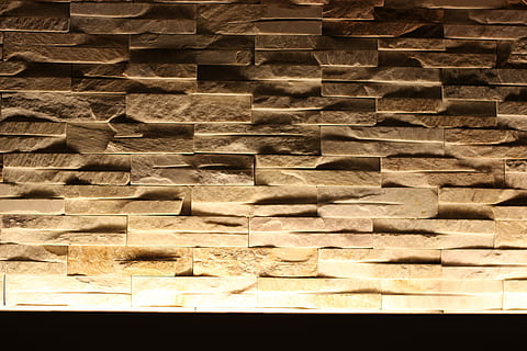 parete, sfondo, indiretto, illuminazione, illuminazione indiretta, struttura, pietre, ombra, luce, grande gruppo di oggetti, abbondanza, fotogramma intero, nessuno, pila, sfondi, Marrone, modello, natura morta, avvicinamento, giorno, cibo, luce del sole, legno - materiale, in casa, cibo e bevande, di fila, vista dall'alto, freschezza, forma, albero, 5K, CC0, dominio pubblico, privo di copyright