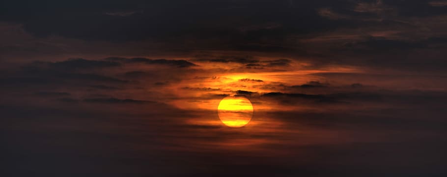 solnedgang, dækket, overskyet, skyer, landskabsfoto, gylden, time, sol, rød, nat, mørk, himmel, sky - himmel, orange farve, scenics - natur, natur, skønhed i naturen, silhuet, dramatisk himmel, ingen mennesker, ro, udendørs, rolig scene, hav, afspejling, atmosfærisk humør, idyllisk, vand, 4K