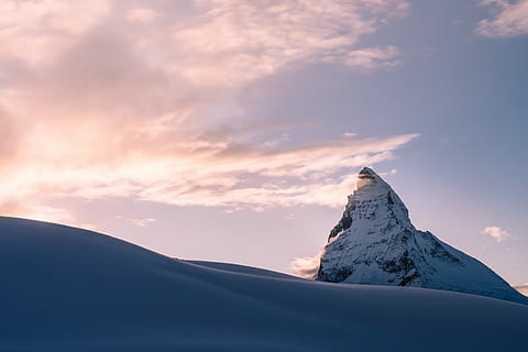zăpadă munte de vârf, munte de zapada, Munte, natură, zăpadă, peisaj, cer, scenics, iarnă, varf de munte, alpine europene, albastru, în aer liber, frumusețe în natură, nici o persoana, gheaţă, de munte, temperatura rece, nor - cer, lumina soarelui, apus de soare, teren extrem, scenice - natura, un munte acoperit de zăpadă, o scenă liniștită, liniște, mediu inconjurator, idilic, culoare alba, scenă non-urbană, 4K, CC0, domeniu public, fără drepturi de autor