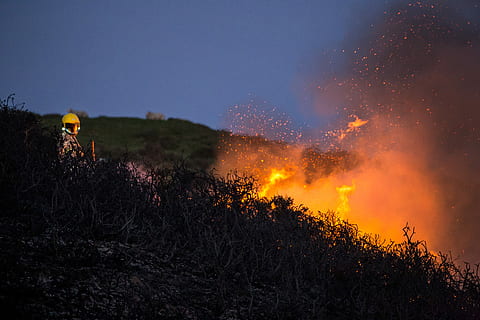 sec, branques, foc, herba, nit, volcà, flama, cremant, muntanya, cel, naturalesa, terra, cap gent, planta, arbre, calor - temperatura, medi ambient, a l'aire lliure, foc - fenomen natural, fum - estructura física, il·luminat, paisatge, color taronja, bellesa a la natura, brillant, signe, poder a la natura, 2K, CC0, domini públic, lliure de regalies