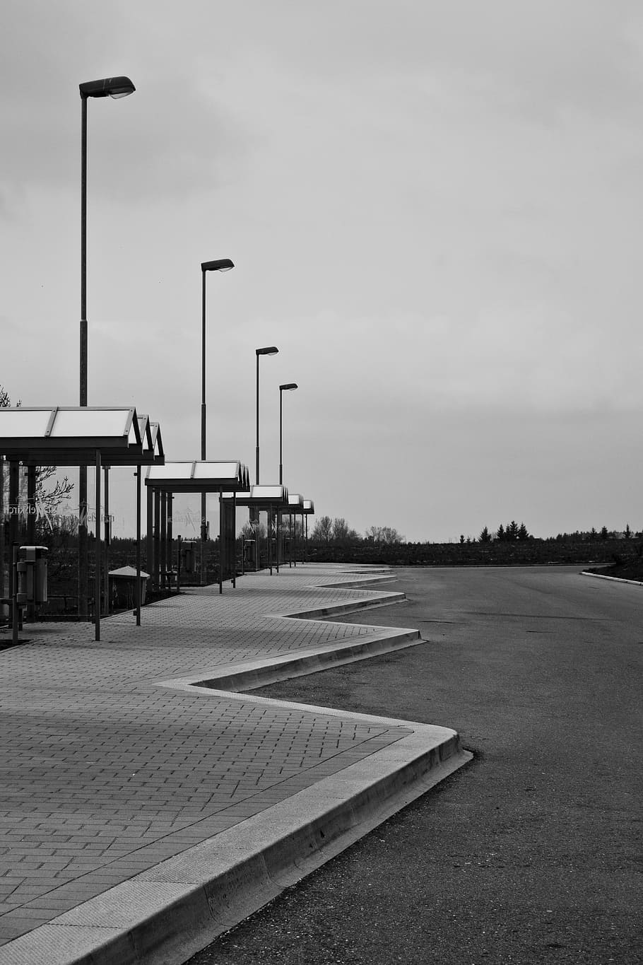 parada, aparcament, zig zag, parada d'autobús, autobús, estació de tren, cel, llum del carrer, naturalesa, carrer, cap gent, transport, dia, estructura construïda, buit, equips d’il·luminació, a l'aire lliure, arquitectura, núvol - cel, carretera, terra, absència, camp, exterior de l'edifici, transport públic, 5K