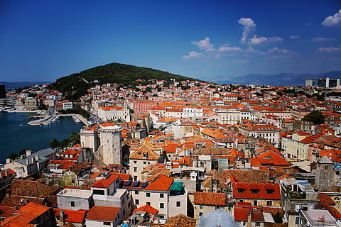 aèria, foto, edificis de color blanc i taronja, cos, aigua, dividir, Croàcia, terrats, paisatge urbà, arquitectura, europa, ciutat, vell, colorit, cel, panorama, escènic, mar, mediterrani, paisatge, turó, exterior de l'edifici, estructura construïda, edifici, sostre, barri residencial, ple de gent, destinacions de viatge, multitud, vista d’angle alt, viatjar, casa, naturalesa, comunitat, a l'aire lliure, teula de teulada, 5K, CC0, domini públic, lliure de regalies