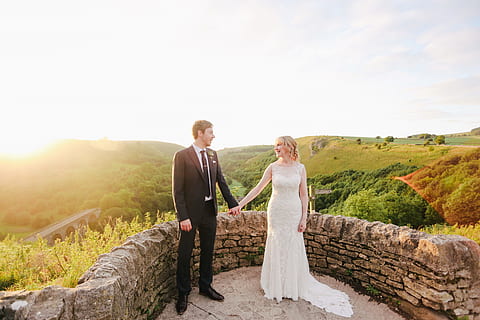 glückliches Hochzeitspaar, Frau, tragen, Weiß, ärmelloses Kleid, glückliche Hochzeit, Paar, Braut, Hochzeit, draußen, verheiratet, Liebe, Männer, Erwachsene, lächelnd, Bräutigam, kaukasischer Abstammung, Menschen, heterosexuelles Paar, Natur, Ehefrau, zwei Menschen, frisch verheiratet, Mann, Hochzeitskleid, Zusammengehörigkeit, Glück, Romantik, heiter, Tag, nur für Erwachsene, Paar - Beziehung, Stehen, Feier, Frauen, junge Frau, junger Erwachsener, Veranstaltung, Emotion, formelle Kleidung, in voller Länge, positive Emotionen, junges Paar, Mode, 5K