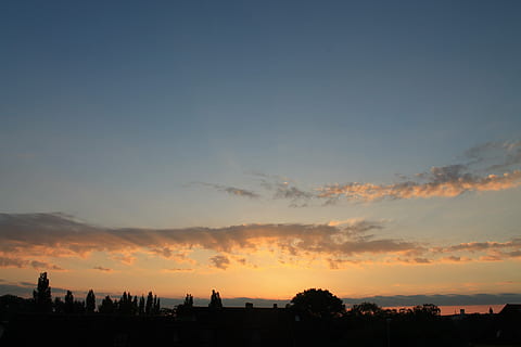 cielo, noche, nubes, puesta de sol, cielo de la tarde, silueta, scenics, escena tranquila, naturaleza, nube - cielo, exterior del edificio, arquitectura, belleza en la naturaleza, paisajes - naturaleza, estructura construida, tranquilidad, nadie, copia espacio, color naranja, ciudad, árbol, paisaje, al aire libre, planta, paisaje urbano, cielo romantico, 4K, CC0, dominio público, libre de derechos