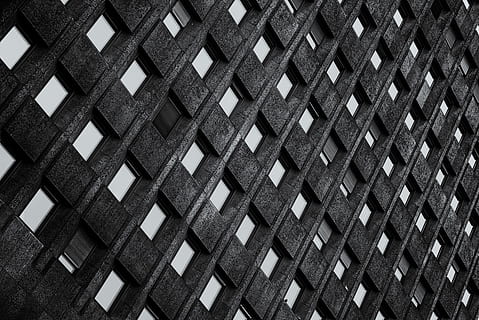 foto en escala de grises, Reja de metal, edificio de concreto negro, edificio, arquitectura, ventana, modelo, estructura, geométrico, Deutschland, Alemania, Köln, Colonia, urbano, moderno, respiradero, geometría, fachada, fotograma completo, estructura construida, repetición, nadie, antecedentes, vista de ángulo bajo, exterior del edificio, en una fila, diseño, ciudad, forma, forma cuadrada, al aire libre, día, edificio de oficinas exterior, forma geometrica, 4K, CC0, dominio público, libre de derechos