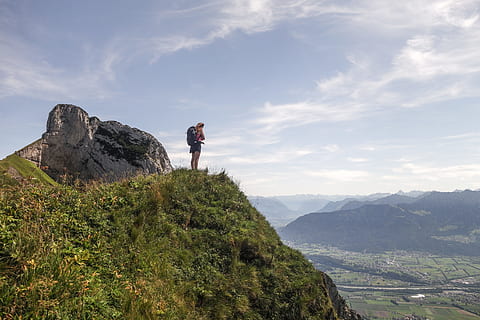 udsigt, rejselyst, fremsyn, bjerg, scenics - natur, skønhed i naturen, himmel, fritidsaktivitet, en person, rigtige mennesker, stående, sky - himmel, livsstil, ro, natur, rolig scene, aktivitet, idyllisk, ikke-urbane scene, bjergkæde, klippe, ferier, dag, udendørs, kigger på visning, 5K, CC0, offentligt domæne, royaltyfrie