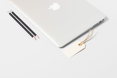 fermer, photo, Macbook Air, des crayons, argent macbook air, portable, macbook, Pomme, ordinateur, étiquette, espace de copie, couleur blanche, prise de vue en studio, papier, bloc note, à l'intérieur, personne, fond blanc, blanc, la communication, deux objets, coupé, La technologie, document, directement au-dessus, fournitures de bureau, vue grand angle, affaires, Technologie sans fil, Bureau, message, 5K, CC0, domaine public, libre de droits
