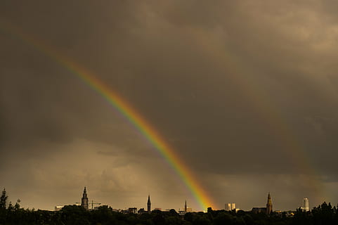 arc de Sant Martí, horitzó, gris, ennuvolat, cel, núvols, fosc, tempesta, doble arc de Sant Martí, núvol - cel, cap gent, multicolor, a l'aire lliure, escenics, naturalesa, dia, bellesa a la natura, escenics - natura, idíl·lic, tranquil·litat, paisatge, arquitectura, escena tranquil·la, medi ambient, exterior de l'edifici, cel dramàtic, fenomen natural, pluja, 4K