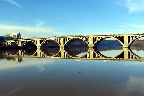 puente clave, potomac, reflexión, río, corriente continua, Arlington, Rosslyn, Virginia, puente - estructura hecha por el hombre, arquitectura, lugar famoso, historia, agua, cielo, conexión, naturaleza, estructura construida, puente, nadie, nube - cielo, día, azul, al aire libre, arco, transporte, frente al mar, en una fila, puente de arco, hormigón, 2K, CC0, dominio público, libre de derechos