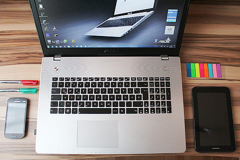 srebrny laptop asus, oprócz, czarny, komputer typu tablet, gabinet, smartfon, tablet, laptop, domowe biuro, technologia, komputer, wyposażenie komputera, technologia bezprzewodowa, wewnątrz, połączenie, porozumiewanie się, stół, biurko, meble, klawiatura komputerowa, klawiatura, biznes, Bezpośrednio powyżej, żadnych ludzi, drewno - materiał, przenośne urządzenie informacyjne, 5K, CC0, domena publiczna, darmowe zdjęcia