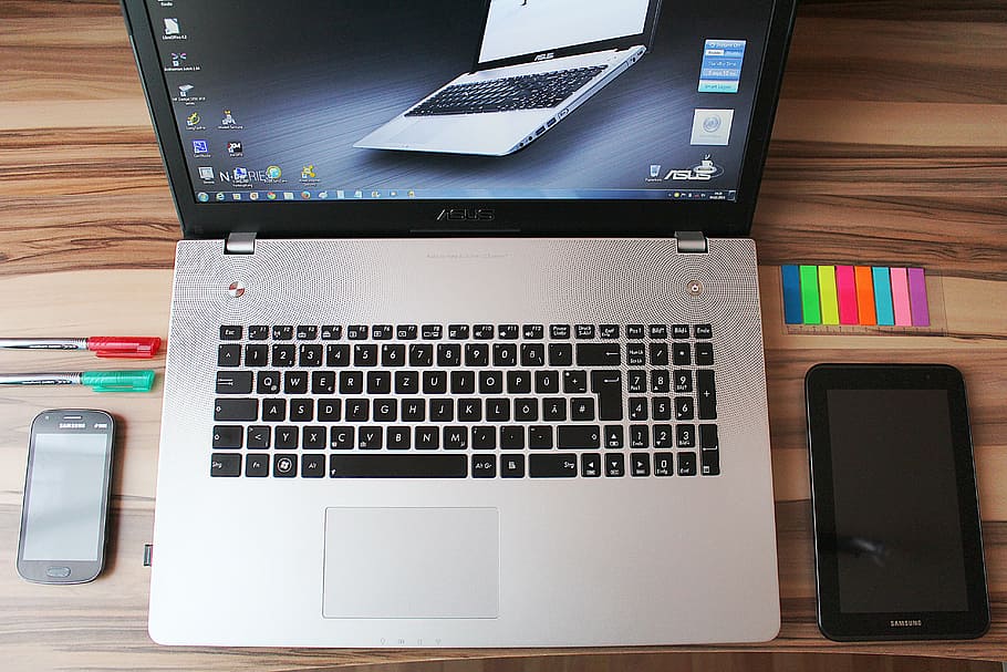 ordinador portàtil de plata asus, al costat, negre, Tablet PC, oficina, smartphone, tauleta, portàtil, oficina a casa, tecnologia, ordinador, equips informàtics, tecnologia sense fils, a l'interior, connexió, comunicació, taula, escriptori, mobles, teclat d’ordinador, teclat, negocis, directament a sobre, cap gent, material de fusta, dispositiu d’informació portàtil, 5K
