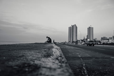 el malecon (cuba), gråtonebillede, par, Bugt, gå, bygning, arkitektur, tårn, skyskraber, by, himmel, bygning udvendig, bygget struktur, natur, sky - himmel, kontorbygning udvendig, hav, vand, dag, mennesker, transportmidler, by skyline, byliv, vej, udendørs, bybilledet, 5K, CC0, offentligt domæne, royaltyfrie