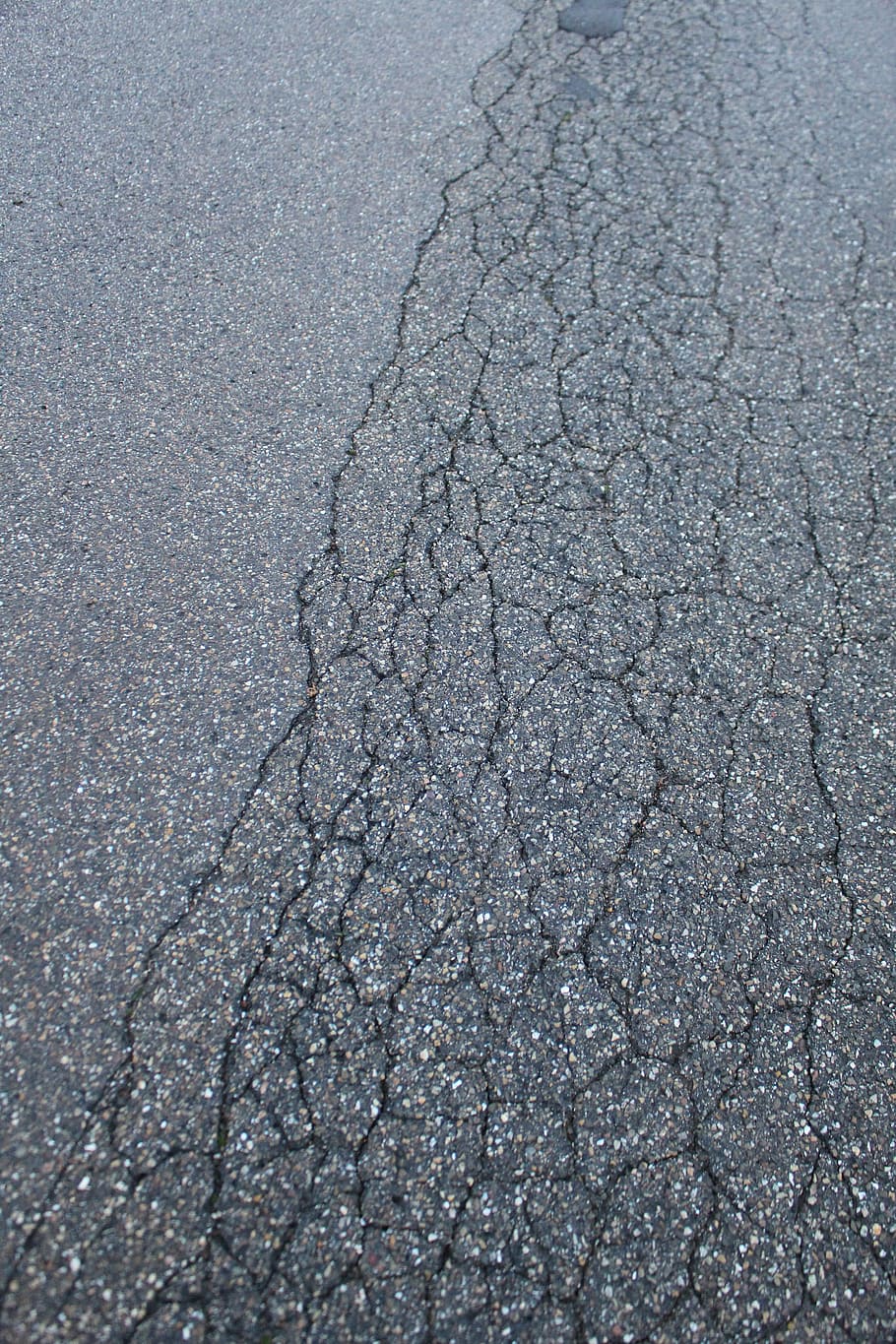 carretera, asfalt, estructura, danys a la carretera, textura, transport, cap gent, esquerdat, vista d’angle alt, marc complet, fons, patró, dia, gris, ciutat, carrer, a l'aire lliure, aspre, primer pla, naturalesa, aigua, nivell superficial, concret, 5K