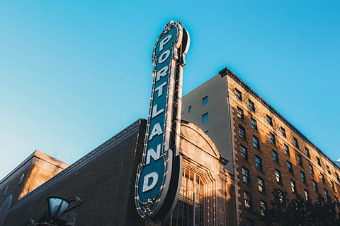 niedrig, Winkel Fotografie, LED, Beschilderung, low-angle photogrpahy, Portland-Beschilderung, Portland, Zeichen, die Architektur, Gebäudehülle, gebaute Struktur, Himmel, Blau, städtische Szene, klarer Himmel, Flachwinkelansicht, Reiseziele, Gebäude, Stadt, keine Leute, Natur, Tag, Bürogebäude außen, modern, draußen, Sonnenlicht, Text, Büro, Kommunikation, Wolkenkratzer, 5K, CC0, gemeinfrei, lizenzfrei