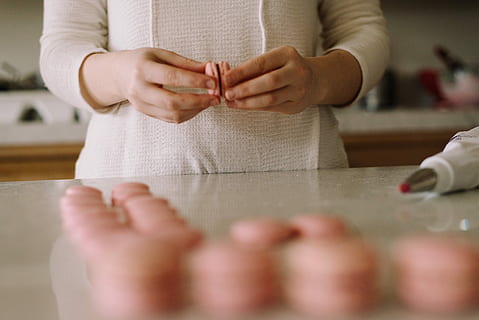 osoba, tvorba, sušenky sendviče, francouzština, makaróny, makarónek, ruce, macaron, pekař, lidské ruky, část lidského těla, ruka, bránice, jedna osoba, dospělý, uvnitř, příprava, hospodářství, čelní pohled, životního stylu, detail, mladého dospělého, ženy, selektivní zaměření, dovednost, neformální oblečení, 2K, CC0, veřejná doména, bez autorských práv