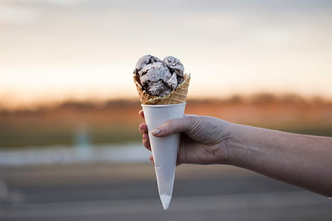 persona, participación, helado, mano humana, postre, de cerca, parte del cuerpo humano, al aire libre, centrarse en primer plano, comida y bebida, cucurucho de helado, mano, una persona, día, adulto, gente real, comida, naturaleza, comida dulce, perspectiva personal, estilos de vida, cielo, dulce, dedo, 5K, CC0, dominio público, libre de derechos