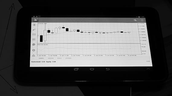 zapnutý, Černá, obrazovka počítače tablet, tableta, zmapovat, obchodování, analýza, forex, nikdo, uvnitř, technologie, sdělení, detail, papír, studio shot, spojení, vysoký úhel pohledu, černé pozadí, číslo, jeden objekt, vystříhnout, text, stálý život, západní skript, podepsat, bezdrátové technologie, obrazovka, zpráva, 4K, CC0, veřejná doména, bez autorských práv