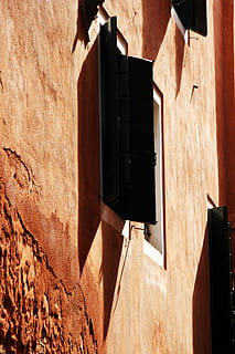 ventana, abierto, sombra, persianas, edificio, colgando, estructura construida, anticuado, exterior del edificio, pueblo, arquitectura, día, nadie, luz del sol, al aire libre, Distrito residencial, casa, pared - característica de la construcción, naturaleza, pared, ciudad, vista de ángulo bajo, Entrada, ropa, puerta, callejón, lugar, 5K, CC0, dominio público, libre de derechos