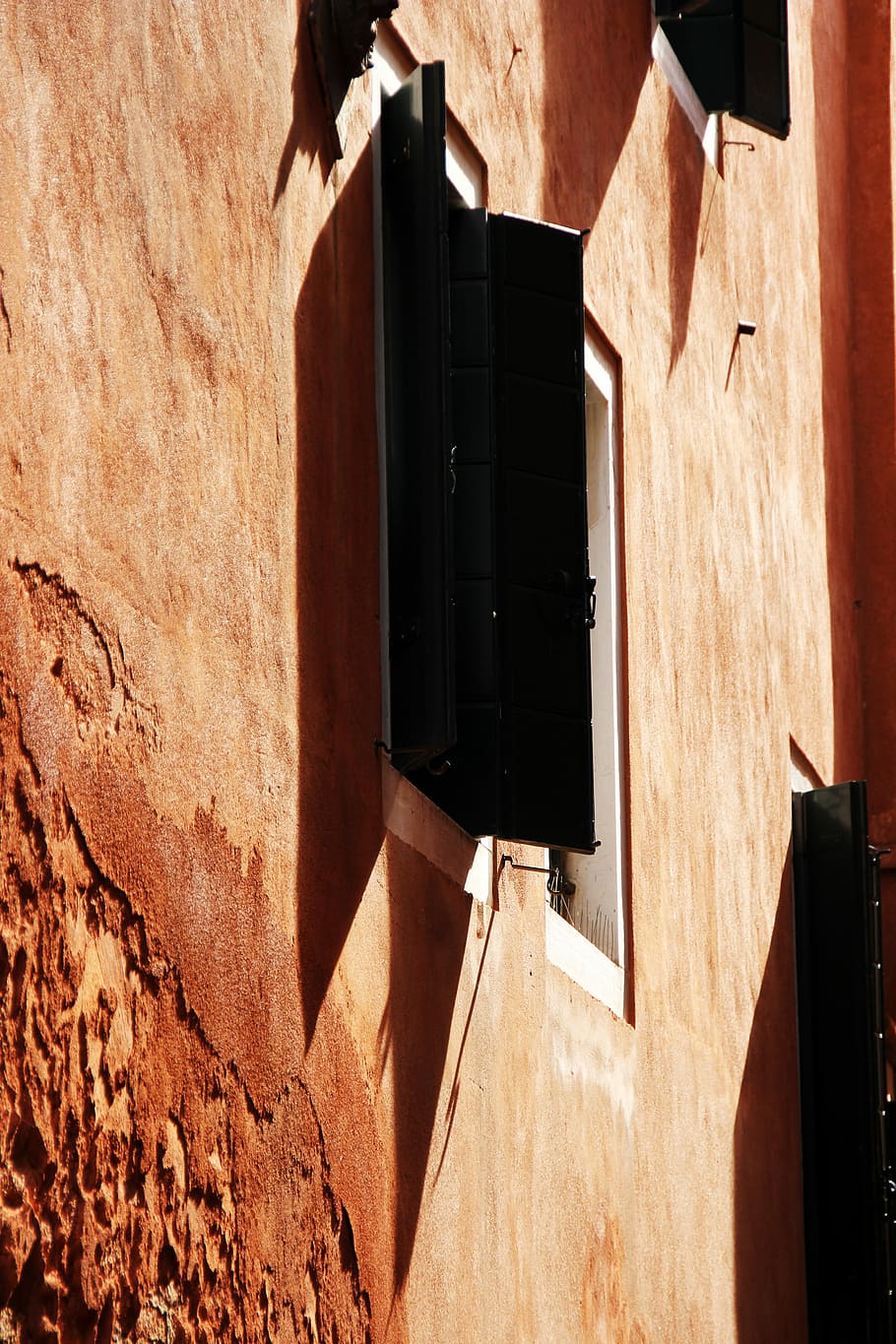 ventana, abierto, sombra, persianas, edificio, colgando, estructura construida, anticuado, exterior del edificio, pueblo, arquitectura, día, nadie, luz del sol, al aire libre, Distrito residencial, casa, pared - característica de la construcción, naturaleza, pared, ciudad, vista de ángulo bajo, Entrada, ropa, puerta, callejón, lugar, 5K