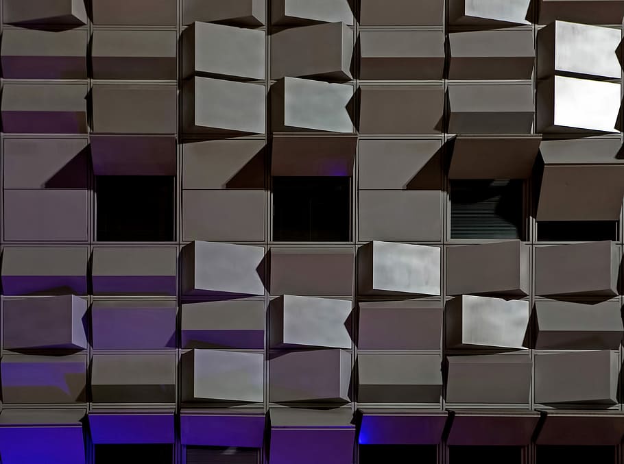 graue Metallwand, graue Blöcke, abstrakt, Gebäude, die Architektur, Muster, Fenster, Drehung, Wiederholung, Nacht-, Licht, Textur, Fassade, architektonisch, Box, geometrisch, Vollbild, Hintergründe, drinnen, keine Leute, Wandbau - Funktion, Design, gestalten, Geometrische Figur, Glas - Material, Nahansicht, mehrfarbig, große gruppe von gegenständen, Kunst und Handwerk, Reflexion, in einer Reihe, Fliese, Kreativität, lila, 4K