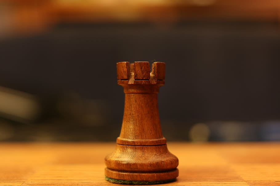 braun, Schachfigur, Holz, Schach, Turm, Denken, Spiel, Tafel, Freizeit, Holz - Material, Brettspiel, Fokus auf den Vordergrund, Freizeitspiele, Entspannung, Tabelle, Nahansicht, keine Leute, drinnen, Strategie, einzelnes Objekt, Freizeitbeschäftigung, Schachbrett, Kunst, Kultur und Unterhaltung, selektiver Fokus, Geschäft, König - Schachfigur, 5K
