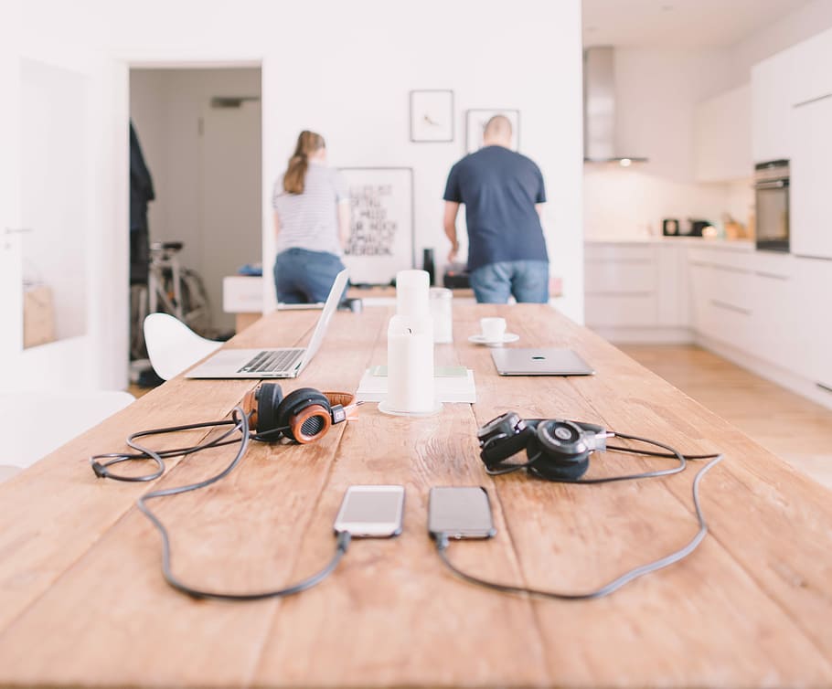 taronja, negre, auriculars, taula, gadgets a la taula, portàtil, cuina, telèfon, tecnologia, dona, apartament, parella, smartphone, gent, bicicleta, estació de treball, impressora, ipad, a l'interior, homes, adult, centrar-se en primer pla, dones, connexió, estils de vida, ordinador, persones reals, comunicació, treball, tecnologia sense fils, vista del darrere, oficina, negocis, de peu, roba casual, 5K