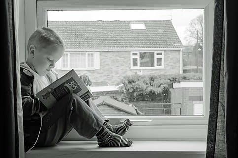 gutt, sitter, vindu lesebok, læring, utvikling, ser, mennesker, barn, lesning, bok, søt, fokus, myk, åpnet, kid, oppriktig, hvile, sider, ned, skole, bibliotek, studere, historie, vindu, én person, barndom, gutter, ekte folk, hanner, menn, glass - materiale, full lengde, livsstil, dag, gjennomsiktig, innendørs, vinduskarm, tanke, 1080P, CC0, offentlig domene, opphavsrett gratis