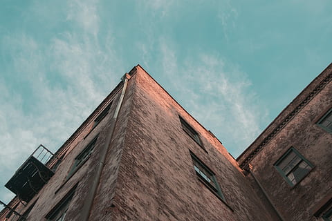 Marrone, pittura murale, alto, edificio, verme, vista dell'occhio, calcestruzzo, costruzione, vecchio, passaggi, soffitto, nube, scala di sicurezza, finestra, cielo, ringhiera, riflessione, tenda, pulito, chiaro, oro, sole, esterno dell'edificio, struttura costruita, architettura, Inquadratura dal basso, nuvola - cielo, natura, nessuno, giorno, Casa, quartiere residenziale, all'aperto, città, luce del sole, tetto, caratteristica della parete, sezione alta, 5K, CC0, dominio pubblico, privo di copyright
