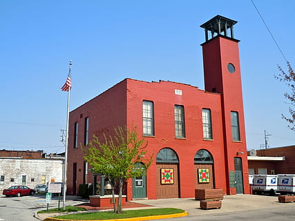 Feuerwehr, Patchwork Quilt Designs, Türen, historisch, Flickenteppich, Entwürfe, Indiana, Patchwork, Plymouth, gemeinfrei, Quilt-Designs, die Architektur, gebaute Struktur, Gebäudehülle, Architektur und Gebäude, rot, Stadt, klarer Himmel, Himmel, Kraftfahrzeug, Transport, Gebäude, Auto, Transportmittel, Landfahrzeug, Flagge, Natur, Tag, Straße, draußen, keine Leute, Bestrafung, 4K, CC0, gemeinfrei, lizenzfrei