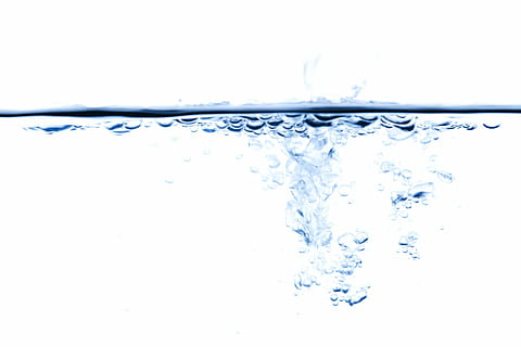 gota de agua, resumen, azul, burbuja, limpiar, soltar, Fresco, aislado, líquido, movimiento, onda, chapoteo, superficie, lavar, agua, ola, mojado, blanco, burbujas, frescura, salpicaduras, transparente, pureza, naturaleza, beber, de cerca, antecedentes, agua potable, foto de estudio, Fondo blanco, nadie, copia espacio, refresco, adentro, agua que fluye, fluido, mezclando, 1080P, CC0, dominio público, libre de derechos