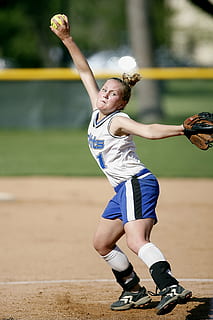 softball, brocca, giocatore, azione, intonazione, pitching, campo, gioco, concorrenza, cerchio, all'aperto, giocare, sport, squadra, gioco di palla, ragazza, femmina, lancio, guanto, uniforme, palla, atleta, gioventù, giovane, scuola, giocando, sport competitivo, persone, uniforme sportiva, squadra sportiva, uomini, sport di squadra, infanzia, bambino, lunghezza intera, prole, movimento, braccio umano, giorno, una persona, capi di abbigliamento, ragazzi, persone reali, attività di svago, baseball - sport, braccia alzate, 2K, CC0, dominio pubblico, privo di copyright