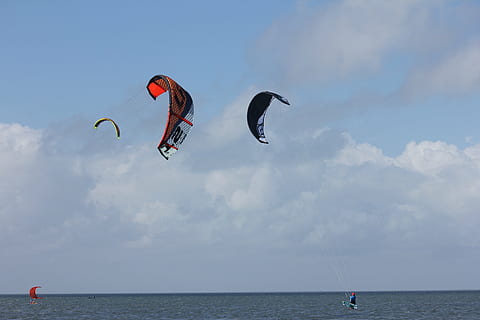 kitesurf, kite, wind, water, sky, sea, sport, horizon, horizon over water, adventure, nature, leisure activity, flying, kiteboarding, extreme sports, beauty in nature, cloud - sky, lifestyles, waterfront, mid-air, scenics - nature, people, outdoors, 5K, CC0, public domain, royalty free