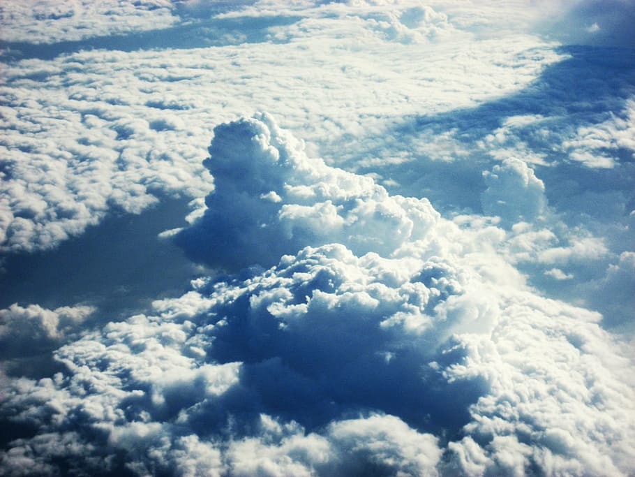 Sky, himmel, fly, vindue, blå, blå himmel, hvid, luft, flyve, flyvningen, transportmidler, transportere, ferie, cloudscape, dag, høj, solrig, atmosfære, luftfart, dom, vejr, klar, natur, horisont, ren, top, antenne, lyse, vinduer, plads, ramme, skyline, billede, baggrunde, sky - himmel, skønhed i naturen, hvid farve, scenics, scenics - natur, ro, rolig scene, ingen mennesker, fluffy, idyllisk, udendørs, sollys, ærefrygt, blødhed, meteorologi, over, 2K
