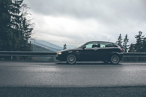 Černá, auto, kolejnic, 5dveřový, 5- dveře hatchback, zaparkováno, silnice, most, hora, zataženo, les, přeprava, způsob dopravy, motorové vozidlo, strom, nebe, Příroda, pozemního vozidla, mrak - nebe, déšť, rostlina, zatažený, den, cestovat, venku, město, mokré, nikdo, výlet, 5K, CC0, veřejná doména, bez autorských práv