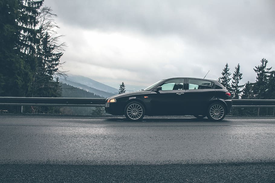 Černá, auto, kolejnic, 5dveřový, 5- dveře hatchback, zaparkováno, silnice, most, hora, zataženo, les, přeprava, způsob dopravy, motorové vozidlo, strom, nebe, Příroda, pozemního vozidla, mrak - nebe, déšť, rostlina, zatažený, den, cestovat, venku, město, mokré, nikdo, výlet, 5K