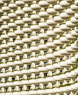 edificio bianco, avvicinamento, fotografia, bianca, costruzione, verde, piante a foglia, balcone, architettura, modello, archi, così tanto traffico, soleggiato, ventoso, prima del tramonto, bangkok, bts sky train, shangri la hotel, Chao Phraya River, ponte taksin, luce del sole, di fila, ripetizione, struttura costruita, sfondi, fotogramma intero, grande gruppo di oggetti, esterno dell'edificio, abbondanza, nessuno, Inquadratura dal basso, ordine, fianco a fianco, giorno, Colore bianco, all'aperto, design, appartamento, 2K, CC0, dominio pubblico, privo di copyright
