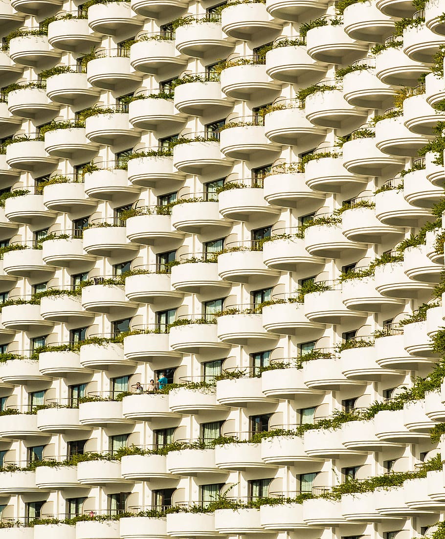 edificio bianco, avvicinamento, fotografia, bianca, costruzione, verde, piante a foglia, balcone, architettura, modello, archi, così tanto traffico, soleggiato, ventoso, prima del tramonto, bangkok, bts sky train, shangri la hotel, Chao Phraya River, ponte taksin, luce del sole, di fila, ripetizione, struttura costruita, sfondi, fotogramma intero, grande gruppo di oggetti, esterno dell'edificio, abbondanza, nessuno, Inquadratura dal basso, ordine, fianco a fianco, giorno, Colore bianco, all'aperto, design, appartamento, 2K