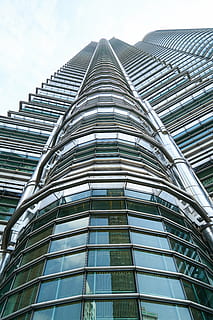 Malàisia, gratacels, edifici, estructura, cel, genial, edificis, urbà, referència, bonic, núvols, ciutat, arquitectura, paisatge, núvol, blau, composició, disseny, kuala lumpur, a l'aire lliure, contemporani, acer, metall, finestra, alt, magnífic, asiàtic, viatjar, petronas, torre, perspectiva, estructura construïda, exterior de l'edifici, vista d’angle baix, modern, exterior d’edifici d’oficines, alta - alta, dia, cap gent, oficina, naturalesa, patró, vidre - material, reflexió, vidre, 8K, CC0, domini públic, lliure de regalies