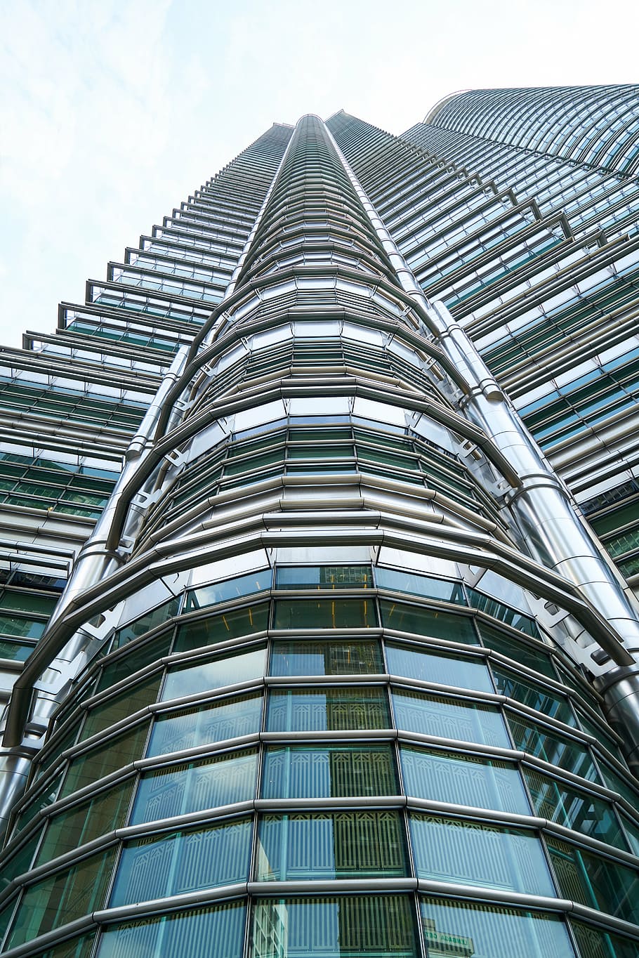 Malàisia, gratacels, edifici, estructura, cel, genial, edificis, urbà, referència, bonic, núvols, ciutat, arquitectura, paisatge, núvol, blau, composició, disseny, kuala lumpur, a l'aire lliure, contemporani, acer, metall, finestra, alt, magnífic, asiàtic, viatjar, petronas, torre, perspectiva, estructura construïda, exterior de l'edifici, vista d’angle baix, modern, exterior d’edifici d’oficines, alta - alta, dia, cap gent, oficina, naturalesa, patró, vidre - material, reflexió, vidre, 8K