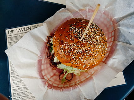 hamburger, lepit, bílý, hedvábný papír, jídlo, chléb, sendvič, vyndat jídlo, jídlo a pití, Fast Food, svěžest, gurmán, sýr, Svačina, bagel, oběd, nikdo, připraven jíst, barevný obraz, detail, uvnitř, vysoký úhel pohledu, papír, hospodářství, nezdravé stravování, jedna osoba, lidské ruky, skutečných lidí, ruka, semínko, pokušení, 4K, CC0, veřejná doména, bez autorských práv