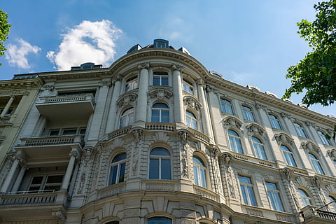 arkitektur, bygning, facade, vindue, altaner, gamle bygning, by, bay vindue, hjemmefront, hus facade, lav vinkel visning, bygget struktur, bygning udvendig, himmel, ingen mennesker, sky - himmel, historie, fortiden, natur, dag, bue, rejsemål, boligområde, udendørs, rejse, sollys, arkitektoniske kolonne, klassisk stil, lejlighed, neo-klassisk, 5K, CC0, offentligt domæne, royaltyfrie