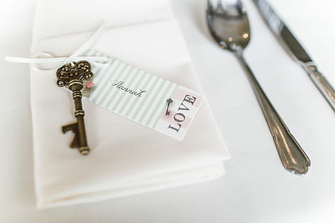 sølvskelet, nøgle, hvid, tekstil, guldfarvet skelettast, navneskilt, bryllup, bordindstilling, middag indstilling, hannah, ske, gaffel, navn, spisestel, sølvtøj, tæt på, detalje, kærlighed, frokost, brunch, aftensmad, invitation, ingen mennesker, indendørs, studio skud, forretning, stilleben, arkivering, finansiere, sundhedspleje og medicin, metal, erhvervsfinansiering og industri, bord, høj vinkel visning, gruppe af objekter, kopiere plads, papir, nøglering, økonomi og økonomi, rigdom, økonomi, 5K, CC0, offentligt domæne, royaltyfrie
