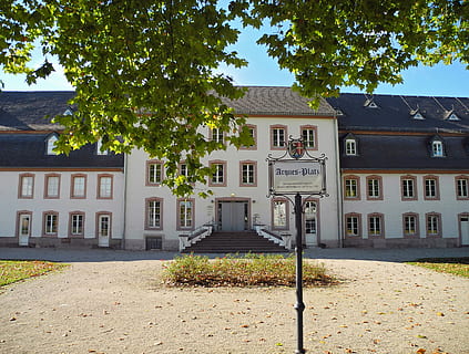 une abbaye, bâtiment, monastère, contribution, extérieur du bâtiment, architecture, structure construite, arbre, plante, la nature, journée, maison, personne, district résidentiel, ville, croissance, en plein air, ciel, lumière du soleil, sentier, la fenêtre, terre, rue, 2K, CC0, domaine public, libre de droits