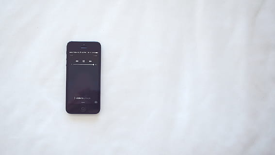 iphone, cel, technologie, communicatie, slimme telefoon, mobiele telefoon, Draadloze technologie, draagbaar informatie-apparaat, verbinding, tekst, geen mensen, westers schrift, telefoon, binnenshuis, witte kleur, kopie ruimte, telecommunicatieapparatuur, enkel object, draagbaarheid, sms'en, detailopname, gemak, 1080P, CC0, publiek domein, royaltyvrij